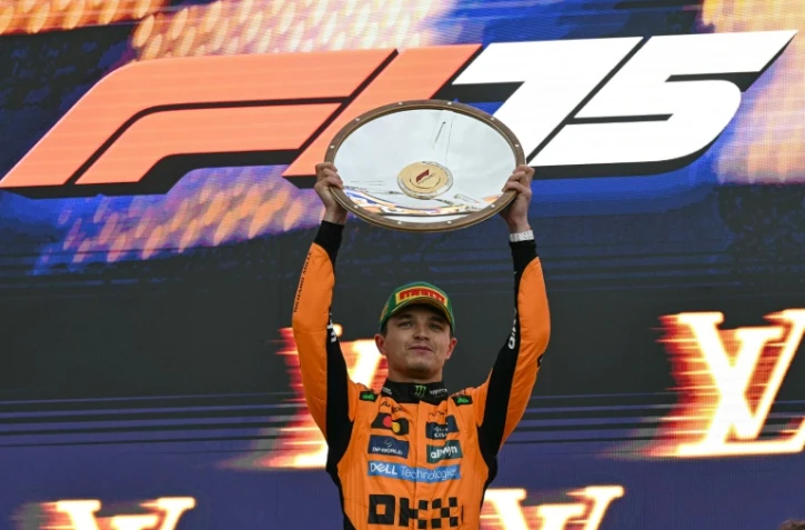 Lando Norris, le pilote britannique de McLaren, célèbre sa victoire sur le podium du Grand Prix d'Australie de Formule 1, à Melbourne, le 16 mars 2025