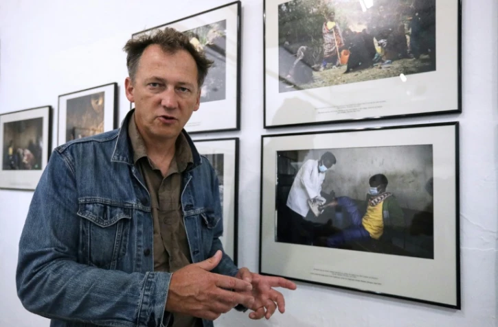 Le photographe Olivier Jobard explique les histoires derrière ses photos exposées au festival international du photojournalisme à Perpignan, le 2 septembre 2021