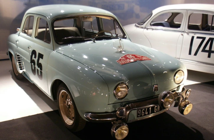 La Dauphine, qui contribuera, comme la 4CV, à la motorisation de la France d'après-guerre et dont un modèle gagnera le Rallye de Monte-Carlo en 1958