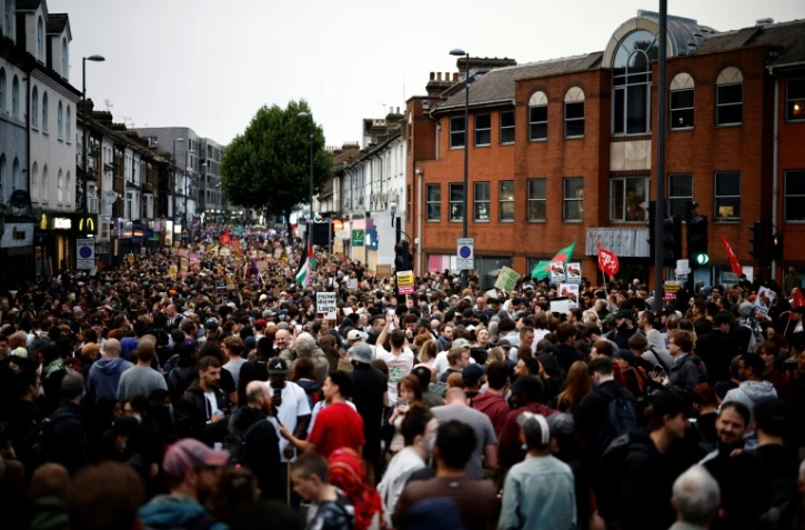 Rassemblement de personnes opposées à une manifestation de militants d'extrême droite anti-immigration, le 7 août 2024, à Wakthamstow, près de Londres, au Royaume-Uni