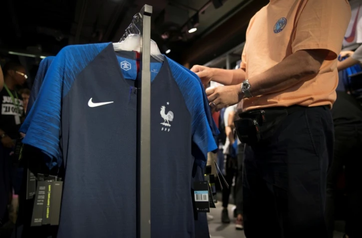 Un maillot de l'équipe de France à la vente dans une boutique des Champs-Elysées, le 11 juillet 2018 