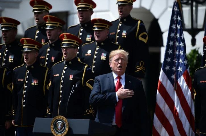 Donald Trump chante l'hymne américain le 5 juin 2018 à Washington