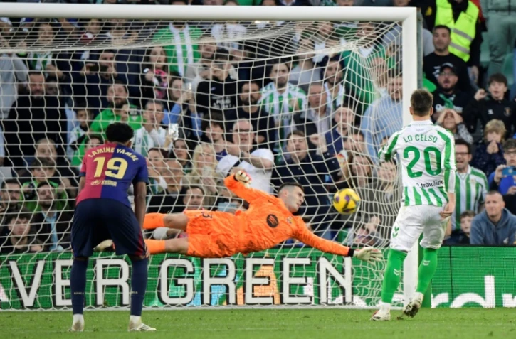 Giovani Lo Celso marque sur penalty pour le Bétis contre Barcelone à Séville le 7 décembre 2024
