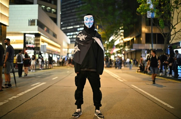 Un manifestant porte un masque dans les rues de Hong Kong le 14 octobre 2019