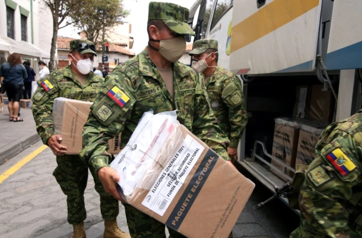 Des militaires apportent du matériel électoral dans un bureau de vote de Cuenca, en Equateur, le 6 février 2021
