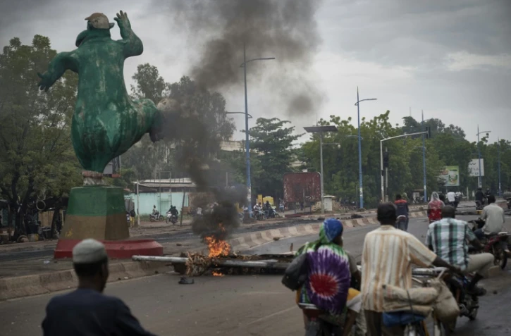Des manifestants montent des barricades à Bamako, le 11 juillet 2020 au soir
