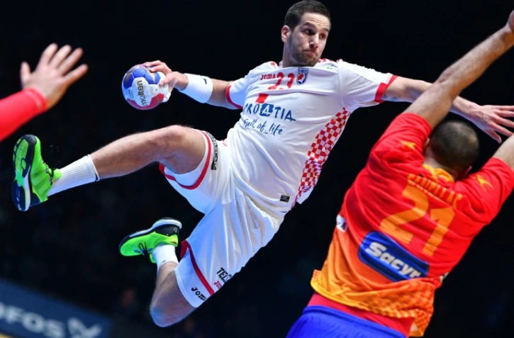 La Croatie de Stipe Mandalinic, ici à Montpellier face à l'Espagnol Joan Canellas en quart de finale du Mondial-2017, espère retrouver les Bleus en finale