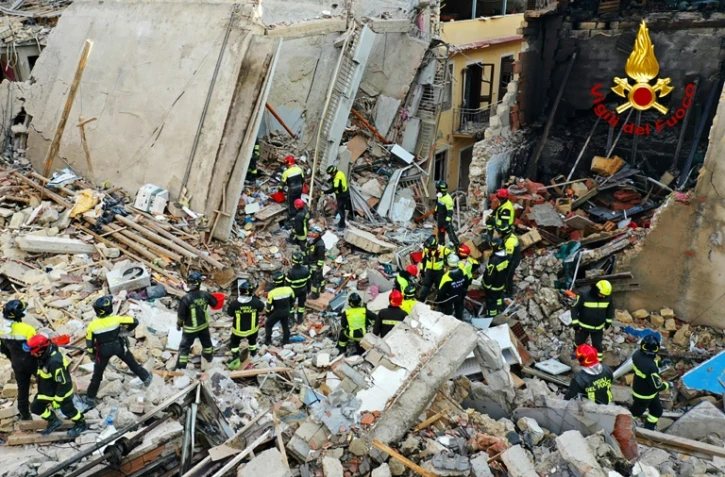 Photo diffusée par les pompiers italiens le 12 décembre 2021 montrant l'effondrement d'un immeuble de quatre étages à Ravanusa, en Sicile