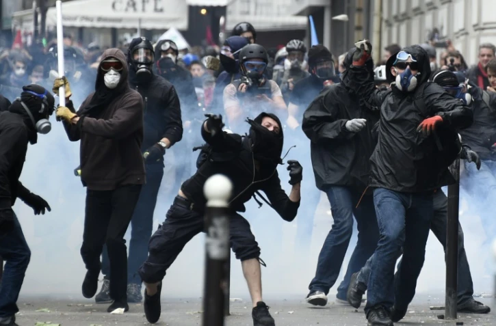 Des casseurs lancent des pierres lors de la manifestation contre la loi travail le 14 juin 2016 à Paris