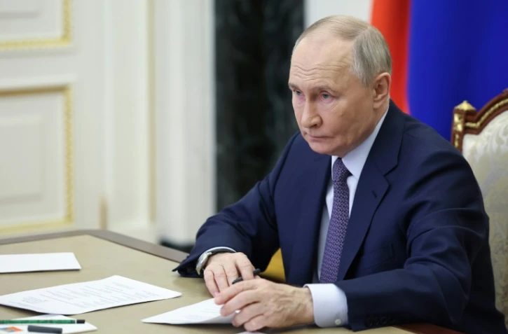 Photographie fournie par l'agence d'Etat russe Spoutnik montrant Vladimir Poutine s'exprimant de Moscou le 22 décembre 2024.