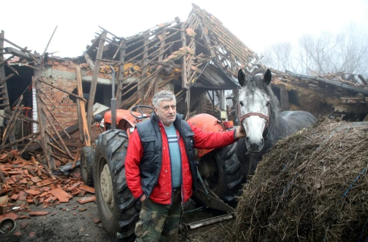 Dans le village de Majske Poljane, au sud de Zagreb, la maison de Tomislav Suknaic, debout à côté de son cheval, est détruite, mercredi 30 décembre 2020 en Croatie