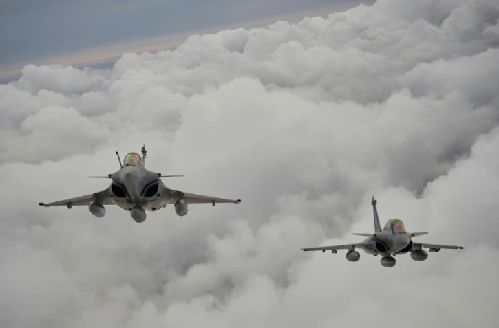 Deux avions Rafale lors d'une répétition du défilé militaire annuel du 14-Juillet, près de la base aérienne d'Orléans-Bricy, le 3 juillet 2024