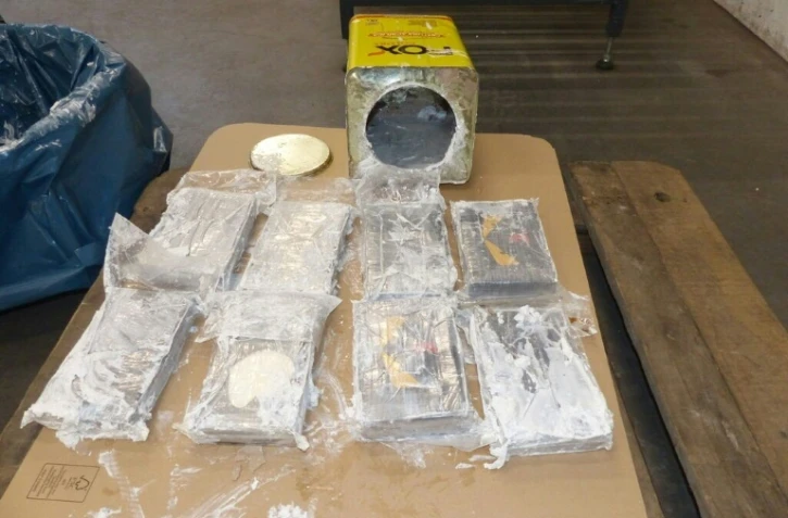 Photo diffusée par les services des douanes de Hambourg, le 24 février 2021, d'une saisie record de plusieurs tonnes de cocaïne découvertes dans des conteneurs au port de Hambourg, en Allemagne