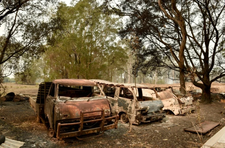 Des carcasses calcinées de véhicules après des incendies de brousse à Old Bar à 350 kms au nord de Sydney le 11 novembre 2019