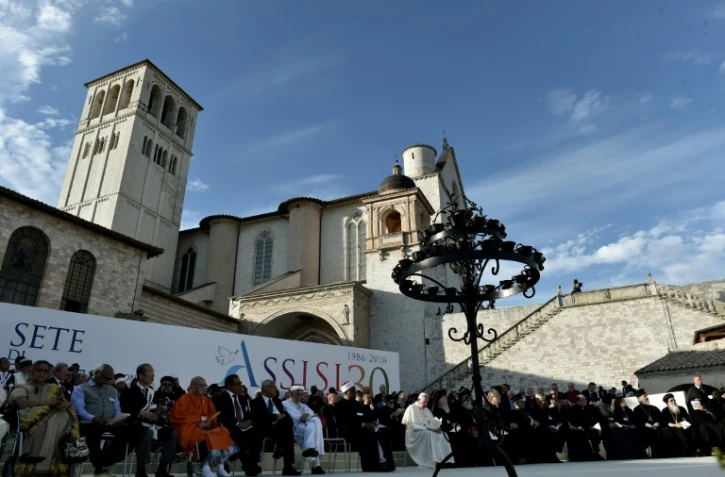 Le pape François (au c.) et des autorités religieuses du monde entier prient pour la paix à Assise, en Italie, le 20 septembre 2016