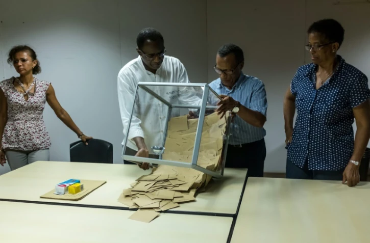 Un bureau de vote prépare le matériel électoral à Remire-Montjoly, en Guyane française le 22 avril 2017