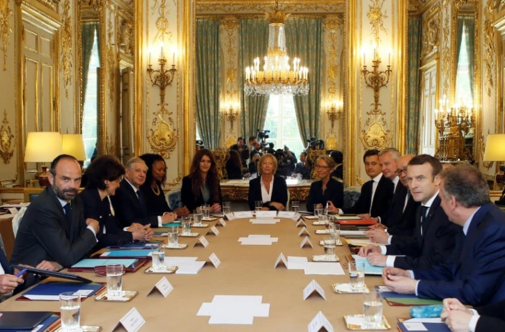 Le président Emmanuel Macron (d) et son Premier ministre Edouard Philippe (g) face à face à la table du Conseil des ministres, le 18 mai 2017 à Paris