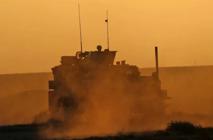 Un véhicule blindé des Forces démocratiques syriennes (FDS), engagées dans une offensive "finale" contre l'ultime réduit du groupe jihadiste Etat islamique (EI) dans l'est de la Syrie, le 13 février 2019