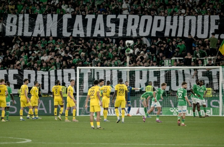 Une banderole fustigeant le "bilan catastrophique" de Saint-Etienne, relégué en Ligue 2 après sa défaite à domicile face à Toulouse, le 17 mai 2025