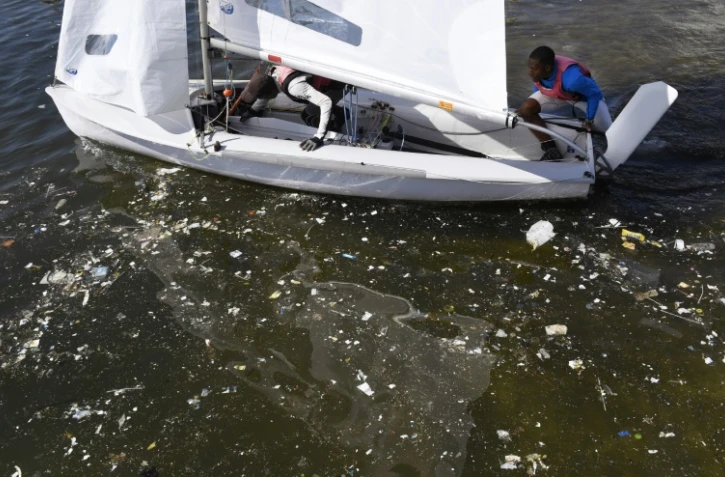 Un voilier bloqué par des détritus, lors d'un entraînement dans la baie de Guanabara, sites des épreuves olympiques près de Rio, le 1er août 2016