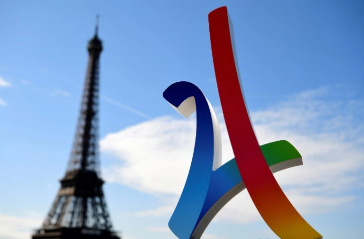 Logo de Paris-2024 avec la Tour Eiffel en arrière plan, le 13 mai 2017 à Paris