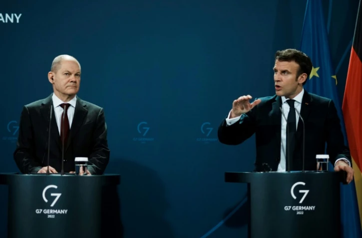 Le chancelier allemand Olaf Scholz (G) et le président français Emmanuel Macron le 8 février 2022 à Berlin
