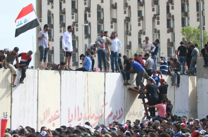 Des manifestants ont pris d'assaut la Zone verte ultrasécurisée le 30 avril 2016 à  Bagdad