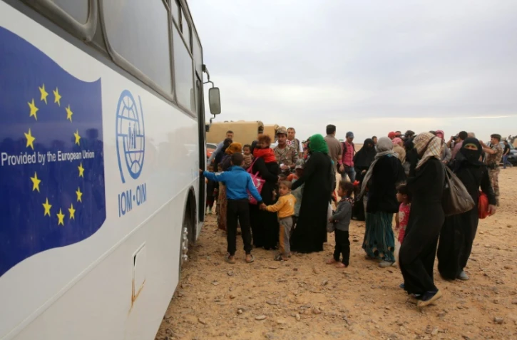 Des réfugiés syriens montent à bord d'un bus en Jordanie, le 4 mai 2016