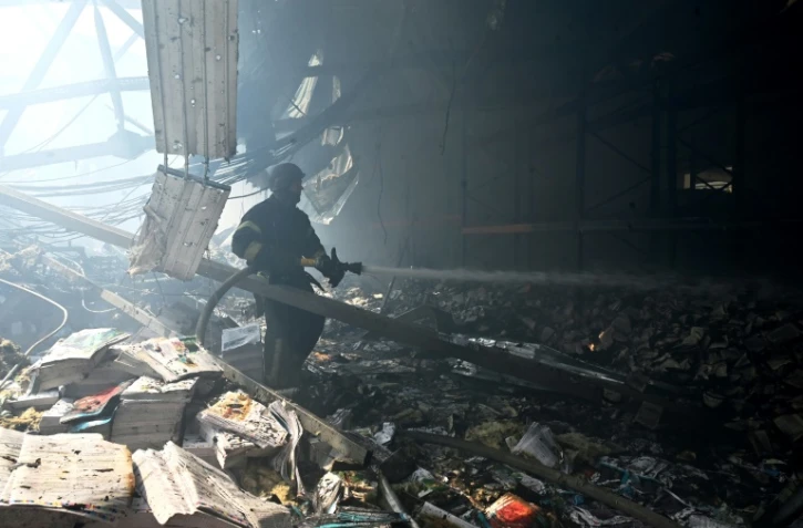 Un pompier ukrainien intervient après une attaque de missile à Kharkiv, en Ukraine, le 23 mai 2024