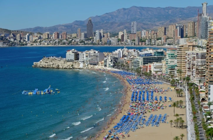 Des touristes sur la plage de Levante à Benidorm, au nord d'Alicante, le 11 septembre 2025 