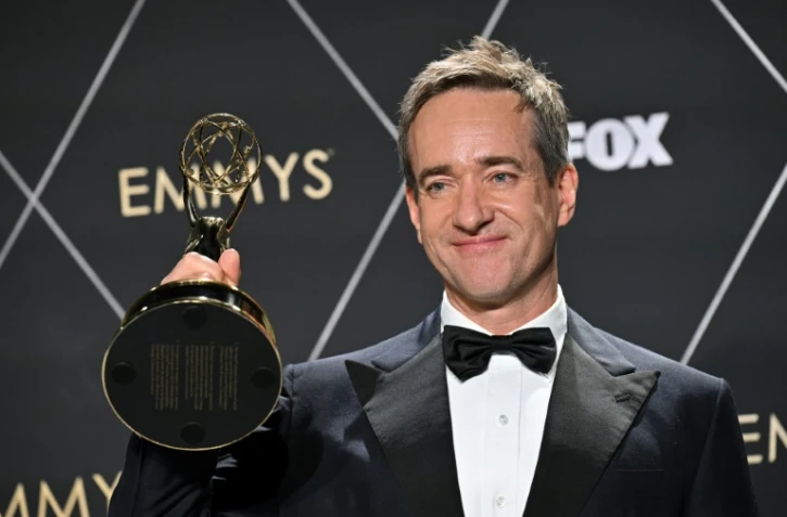 Matthew Macfadyen pose avec sa récompense de meilleur de second rôle masculin dans une série dramatique, pour "Succession", le 15 janvier 2024 à Los Angeles lors de la 75e édition des Emmy Awards