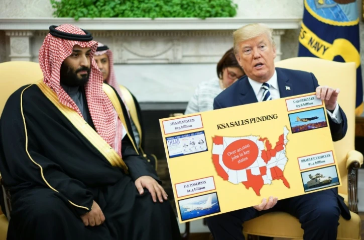 Donald Trump brandit un tableau montrant les ventes d'armes à l'Arabie saoudite lors de sa rencontre avec le prince héritier saoudien Mohammed ben Salmane 