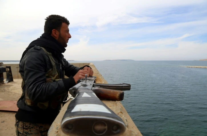 Les Forces démocratiques syriennes (FDS) sur le barrage de Tabqa, le 27 mars 2017, après sa reprise partielle des mains des djihadistes de l'EI