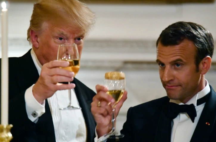 Le président américain Donald Trump trinque avec son homologue français Emmanuel Macron à la Maison Blanche, le 24 avril 2018