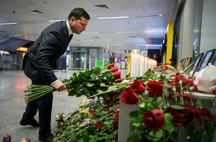 Le président ukrainien Volodymyr Zelensky dépose une gerbe de fleurs le 9 janvier 2020 à l'aéroport de Boryspil près de Kiev, en hommage aux victimes du crash à Téhéran. Photo transmise par le service de presse de la présidence ukrainienne