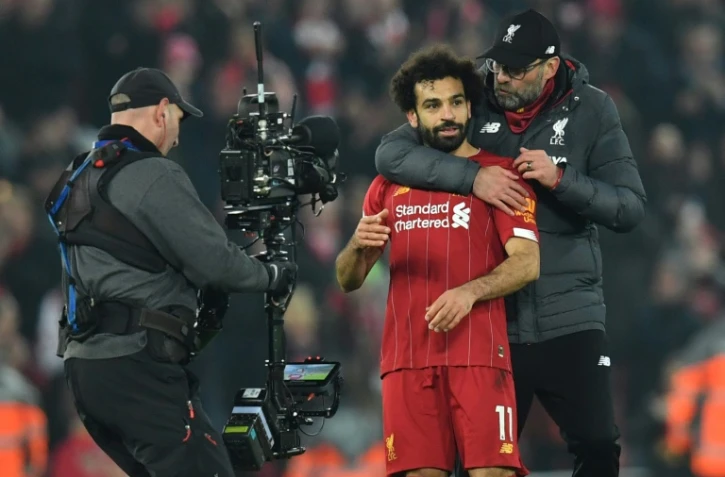 Accolade entre l'entraîneur de Liverpool Jürgen Klopp et l'attaquant Mohamed Salah, à l'issue d'un match contre Manchester United à Anfield, le 19 janvier 2020