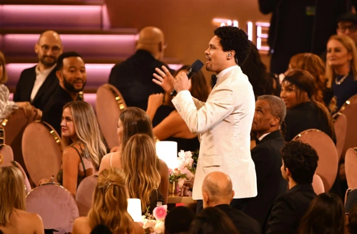L'humoriste sud-africain Trevor Noah prend la parole lors de la 66e cérémonie des Grammy Awards à la Crypto.com Arena de Los Angeles, le 4 février 2024