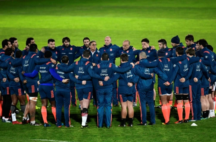 Les Français écoutent les consignes de leur sélectionneur Guy Novès, lors d'un entraînement le 25 novembre 2016 à Marcoussis