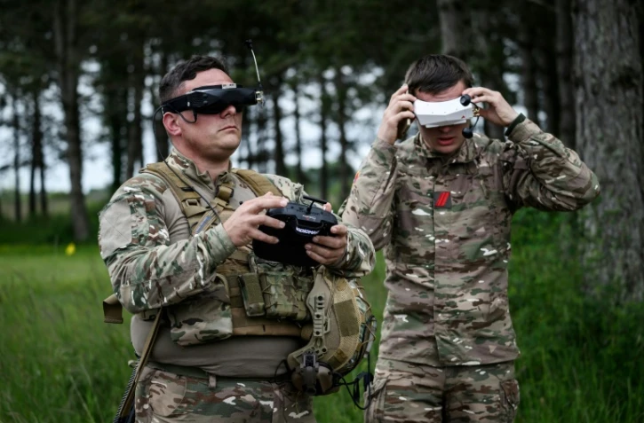 Des militaires se préparent à piloter un drone FPV lors du premier "challenge international" de drones militaires à Semoutiers-Montsaon, le 20 mai 2026 en Haute-Marne