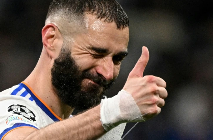 La joie de l'attaquant français du Real Madrid, Karim Benzema, après son but marqué contre le Paris Saint-Germain, lors du 8e de finale retour de la Ligue des Champions, le 9 mars 2022 au Stade Santiago Bernabeu