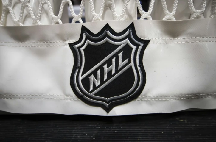 Le logo officiel de la NHL (Ligue nord-américaine professionnelle de hockey sur glace), pris en photo lors d'un match entre les Washington Capitals et les Toronto Maple Leafs au Capital One Arena de Washington, le 16 octobre 2019