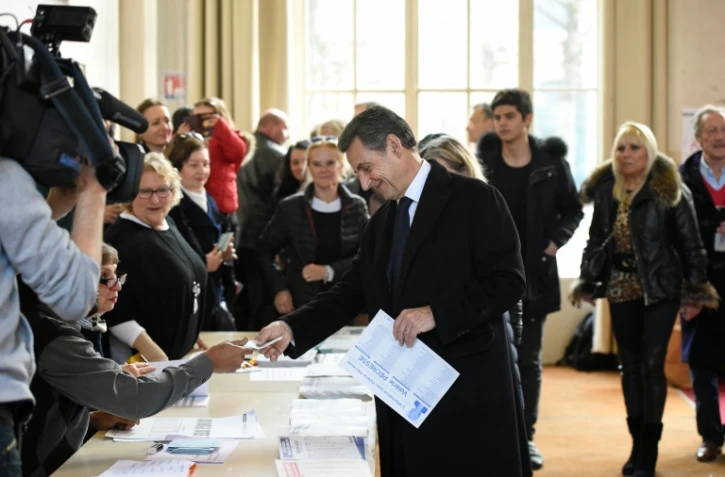 Le président LR, Nicolas Sarkozy, vote à Paris, le 6 décembre 2015