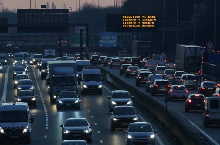 La baisse des émissions de gaz à effet de serre en France montre des signes de ralentissement en 2024, avec une légère hausse au troisième trimestre, portée par le bâtiment et les transports