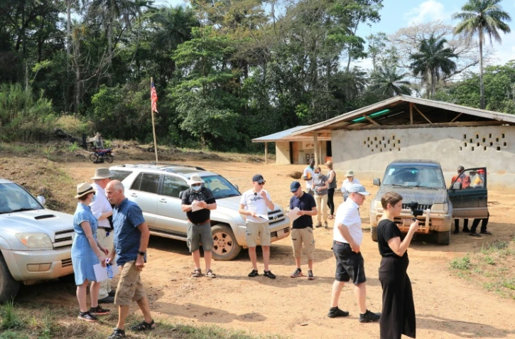 Des juges finlandais arrivent dans le village libérien Kortuhum, le 18 février 2021 pour enquêter sur les exactions commises par l'ancien chef rebelle Gibril Massaquoi