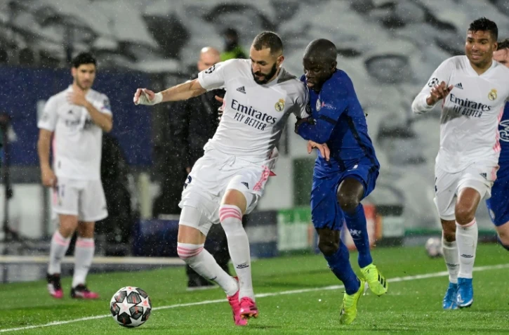 L'attaquant français du Real Madrid, Karim Benzema, à la lutte avec son compatriote, le milieu de terrain de Chelsea, N'Golo Kanté, lors de la demi-finale aller de la Ligue des Champions, le 27 avril 2021 au Stade Alfredo di Stefano à Valdebebas