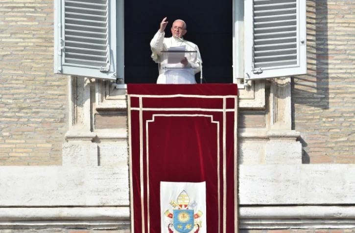 Le pape François délivre un message après les attentats de Paris lors de la prière de l'Angélus, le 15 novembre 2015 à Rome