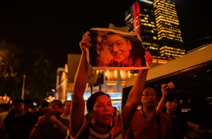 Un militant brandit une photographie du dissident chinois et Prix Nobel de la Paix Liu Xiaobo, le 29 juin 2017 à Hong Kong