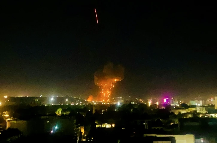 Un panache de fumée et des flammes s'élèvent après une frappe aérienne à Kaboul, le 16 mars 2026