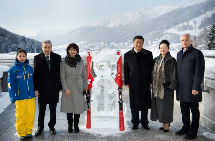 Le président chinois Xi Jinping et la présidente de la Confédération helvétique Doris Leuthard lancent une année du tourisme sino-helvétique près d'un panda de glace dans la station de ski de Davos le 17 janvier 2017