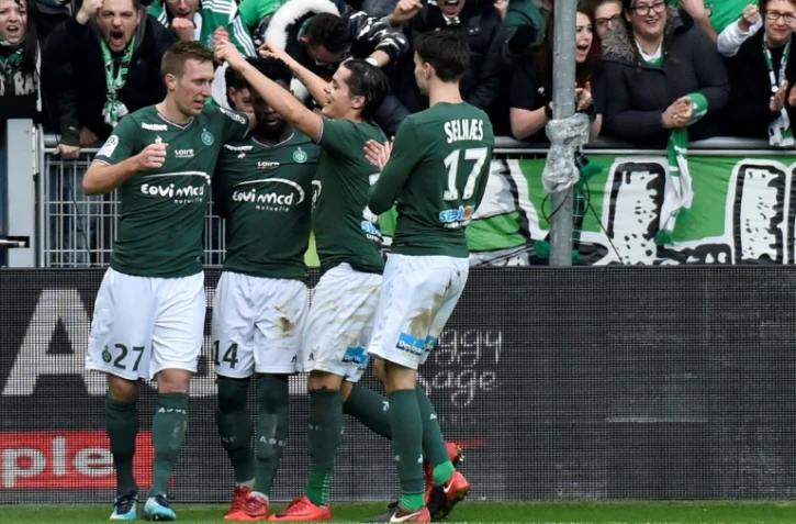 Les joueurs de Saint-Etienne se congratulent après un but contre Toulouse, le 14 janvier 2018 à Geoffroy-Guichard